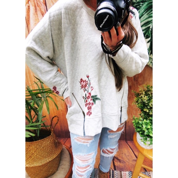 Cozy oversized embroidered quilted sweater 🍃 - Picture 2 of 6